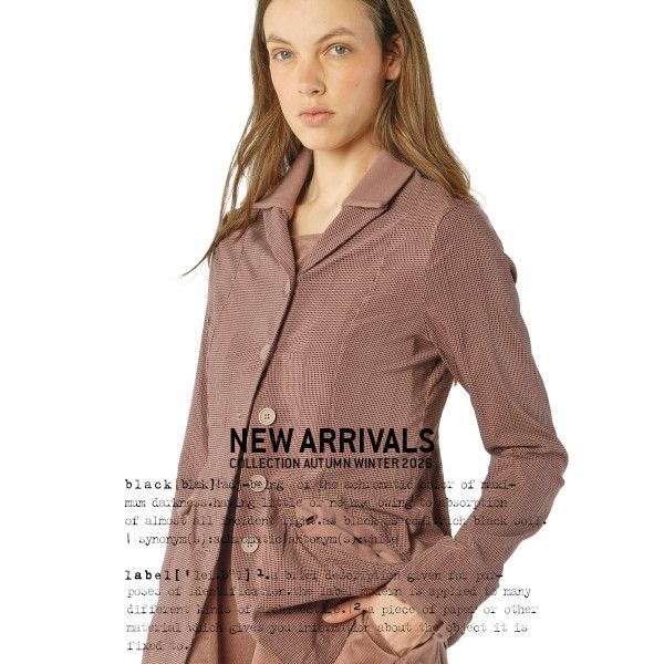Frau trägt eleganten taubenfarbenen Strickblazer, Herbst-Winter-Kollektion 2020, New Arrivals.