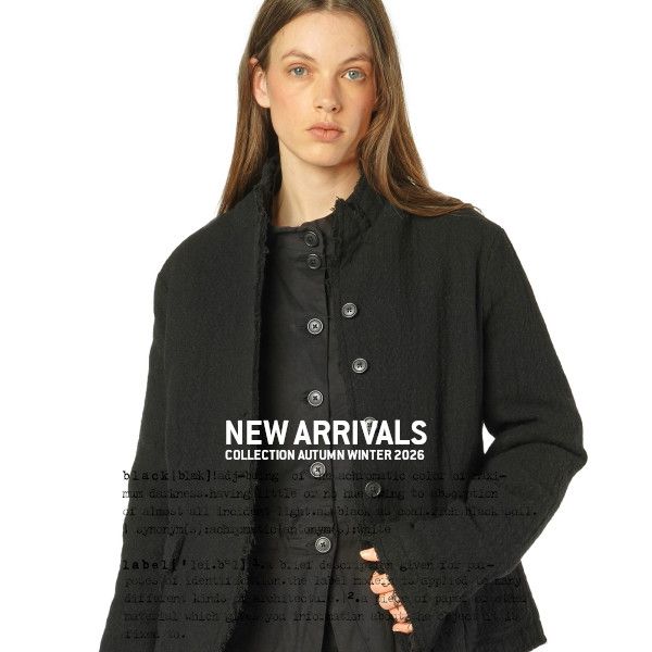 Frau trägt eleganten schwarzen oversized Mantel, Herbst-Winter 2026 Kollektion.