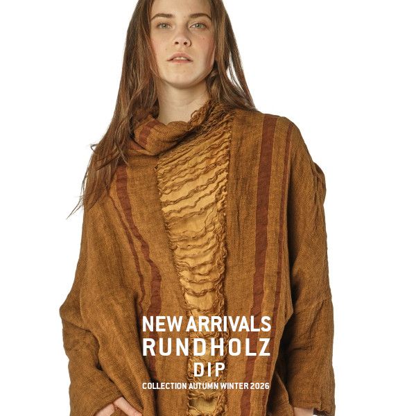 Frau trägt rustikalen Rundholz-Dip-Pullover, Autunn-/Winterkollektion 2026.