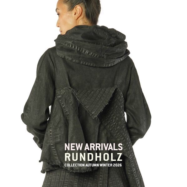 Frau trägt stylischen Rundholz-Wintermantel aus der Autumn Winter 2026 Kollektion.